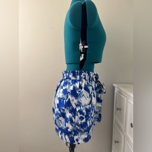 Esley Skirt with 4 Pockets (Blue/White Patterned, Medium) - Picture 2 of 3
